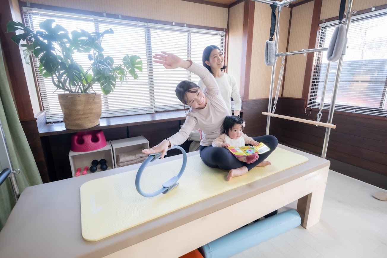 ママがお子さんと一緒にピラティスをしている様子
