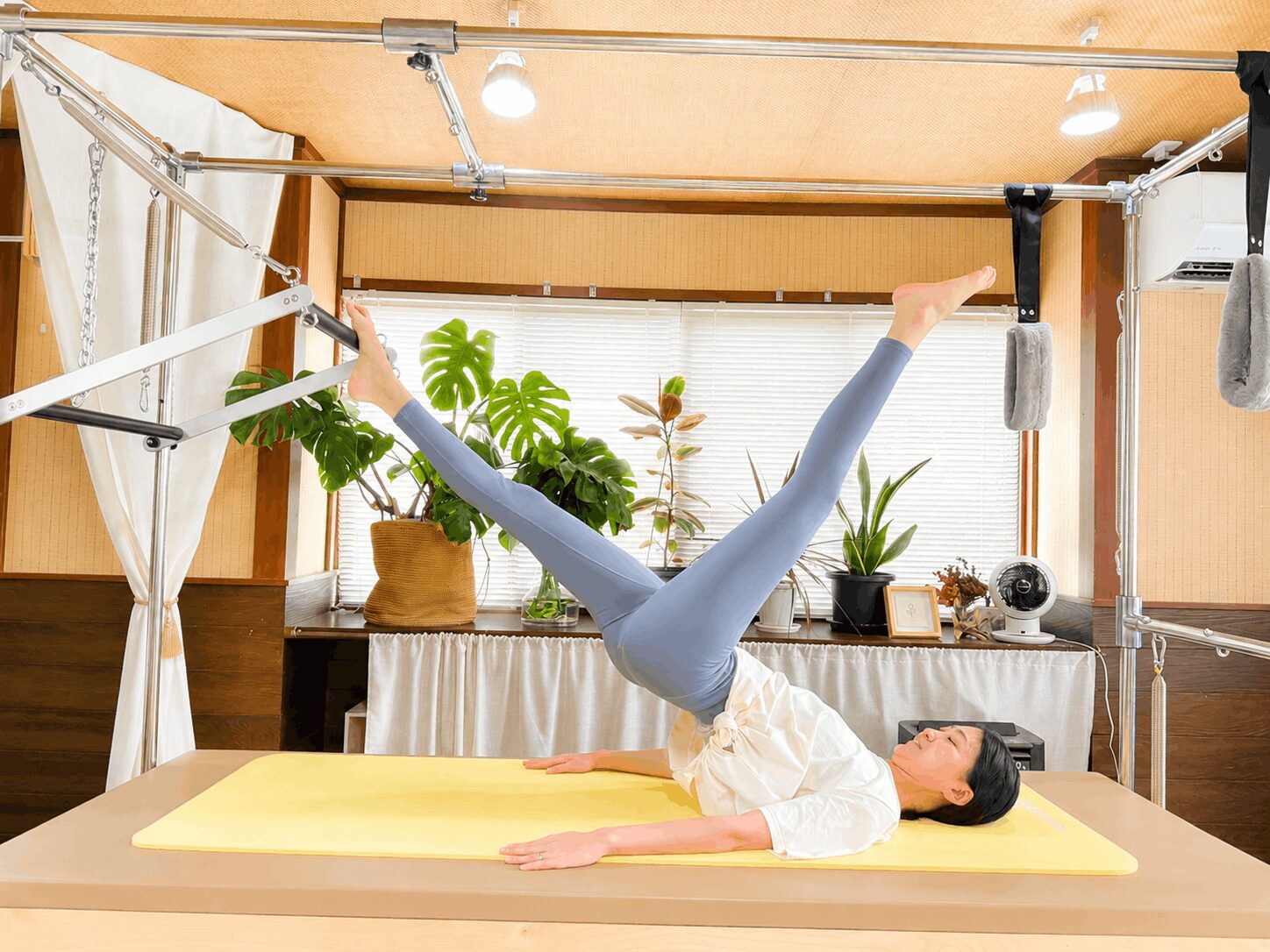 マシンピラティスで「動かす」レッスンの様子